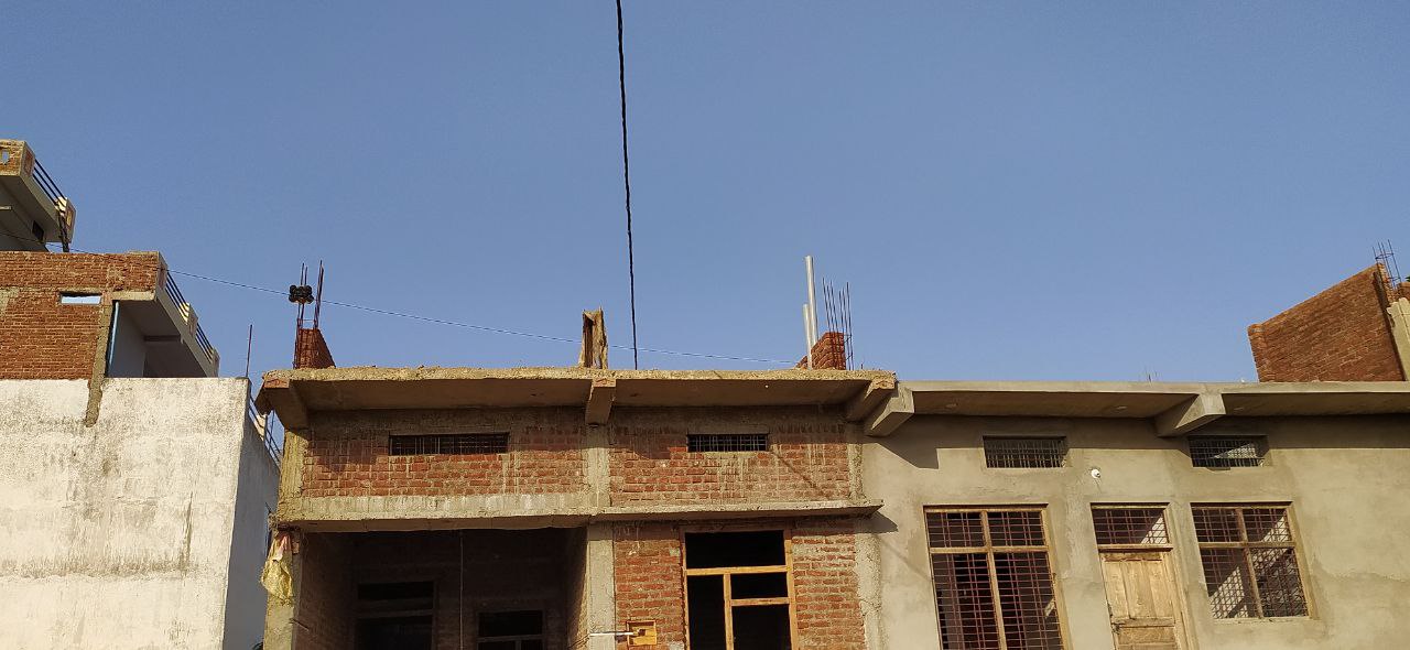 घरों के ऊपर निकली 440 केवी बिजली लाइन व पोल को हटाने आवेदन पर आवेदन दे रहे
रहवासी