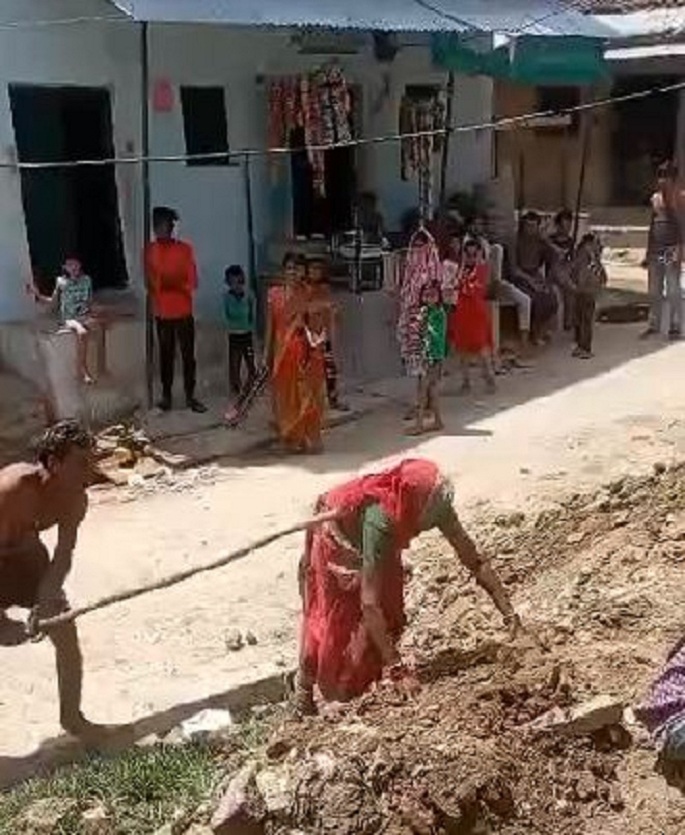 बेटे ने बुजुर्ग मां को बेरहमी से पीटा, वीडियो हुआ वायरल
