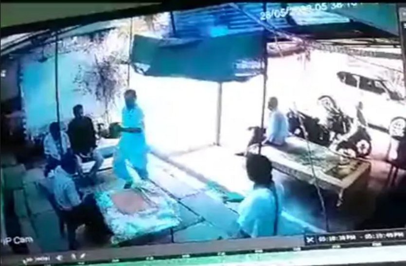 पूर्व सीएमएचओ व उनकी डॉक्टर पत्नी के साथ मारपीट का वीडियो वायरल