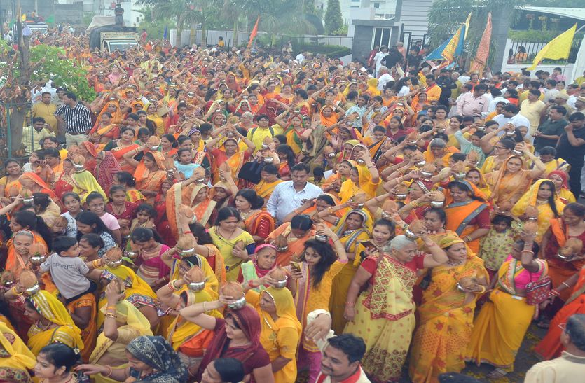 प्रथम 51 कुंडीय महालक्ष्मी यज्ञ विशाल एवम भव्य कलश यात्रा से शुभांरभ