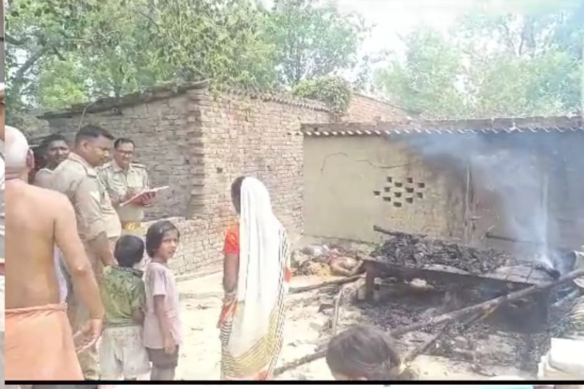 Mau News झोपड़ी में आग लगने से अंदर सो रहे व्यक्ति की दर्दनाक मौत, जानिए आग की
वजह