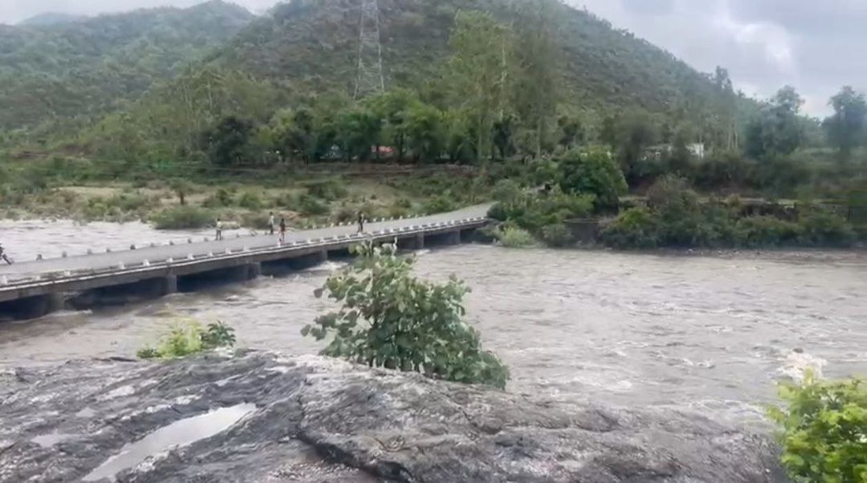 biparjoycyclone: गोगुंदा में 7.5 इंच बरसात, उदयपुर-पिंडवाड़ा हाइवे पर कई जगह
गिरा मलबा