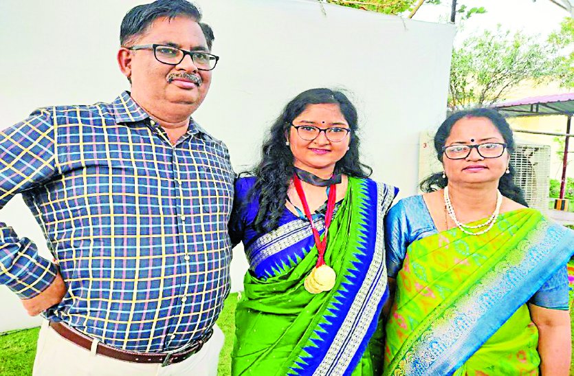 लॉ यूनिवर्सिटी की इस छात्रा को मिले 10 गोल्ड