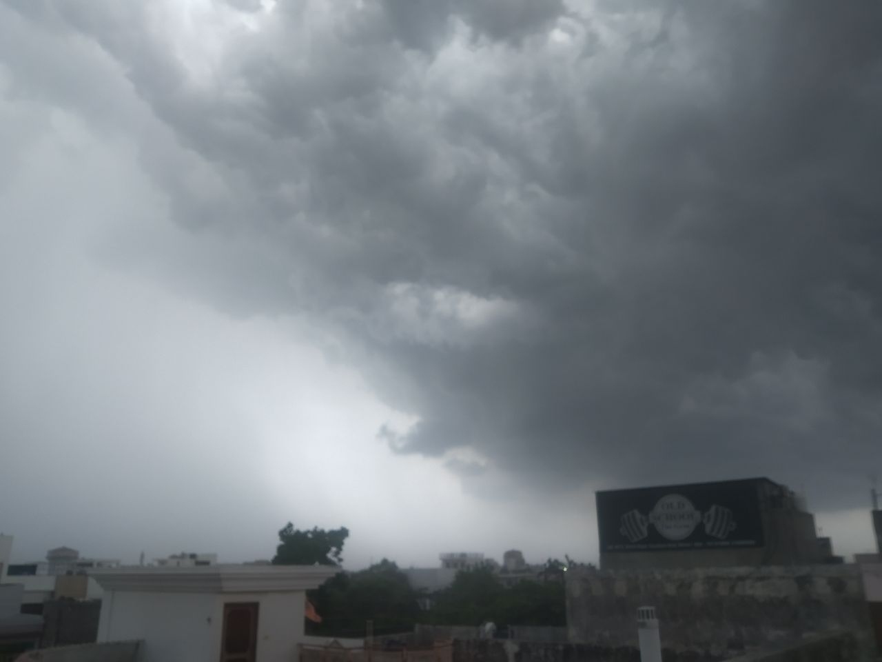 UP Weather forecast: यूपी के इन 9 जिलों में 12 घंटे के भीतर भारी बारिश और तूफान
का अलर्ट, देखें वीडियो
