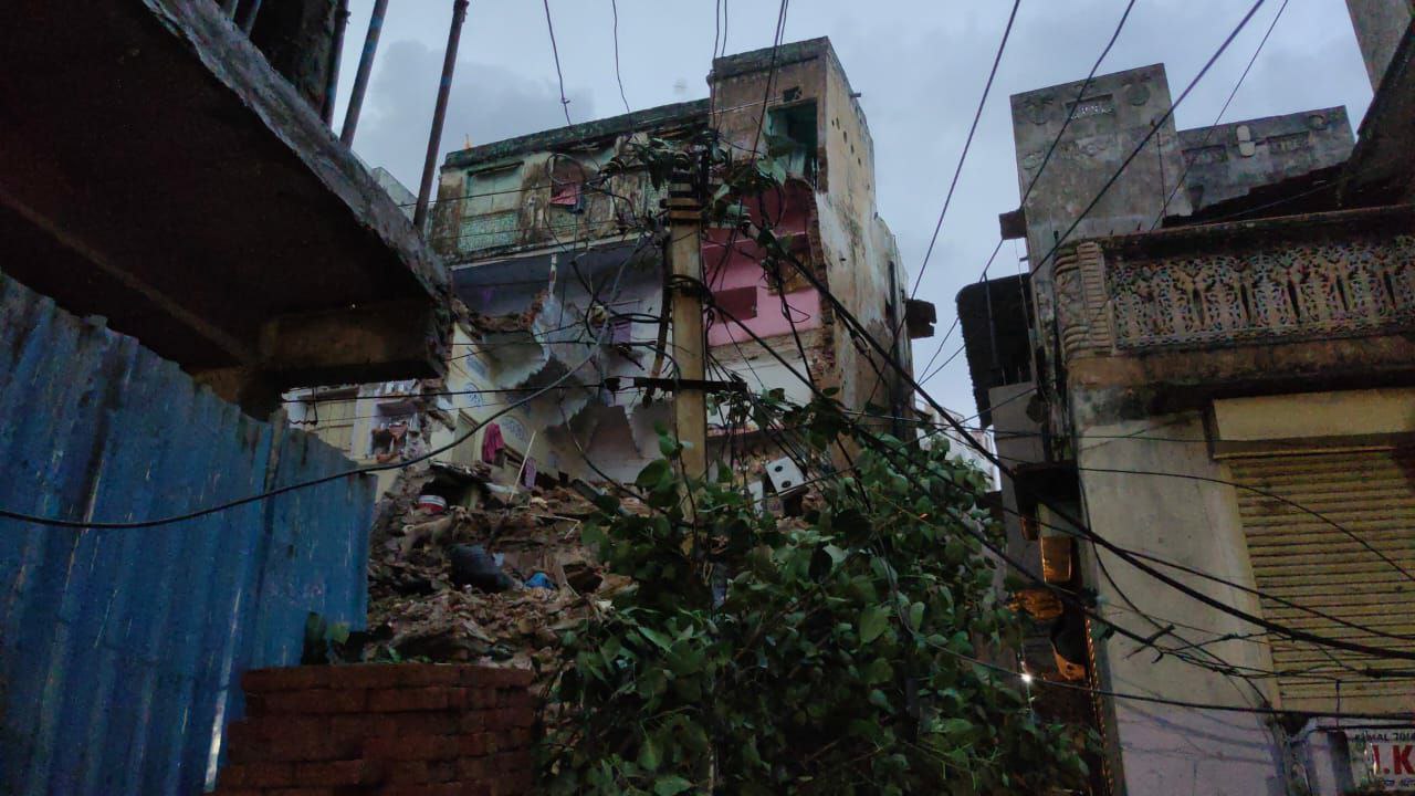 झूला मोहल्ला व घूघरा घाटी में मकान ढहे