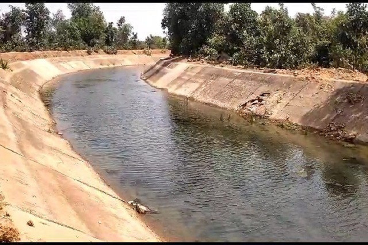 Mirzapur video: नहर में उतराया मिला लड़की शव, अचानक लड़की हो गयी ज़िंदा, मिर्ज़ापुर
में हैरतअंगेज मामला आया सामने