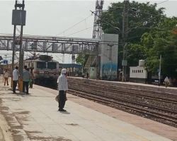 पांढुर्ना रेलवे स्टेशन: प्रचंड गर्मी में प्लेटफार्म पर न छाया न पानी - image