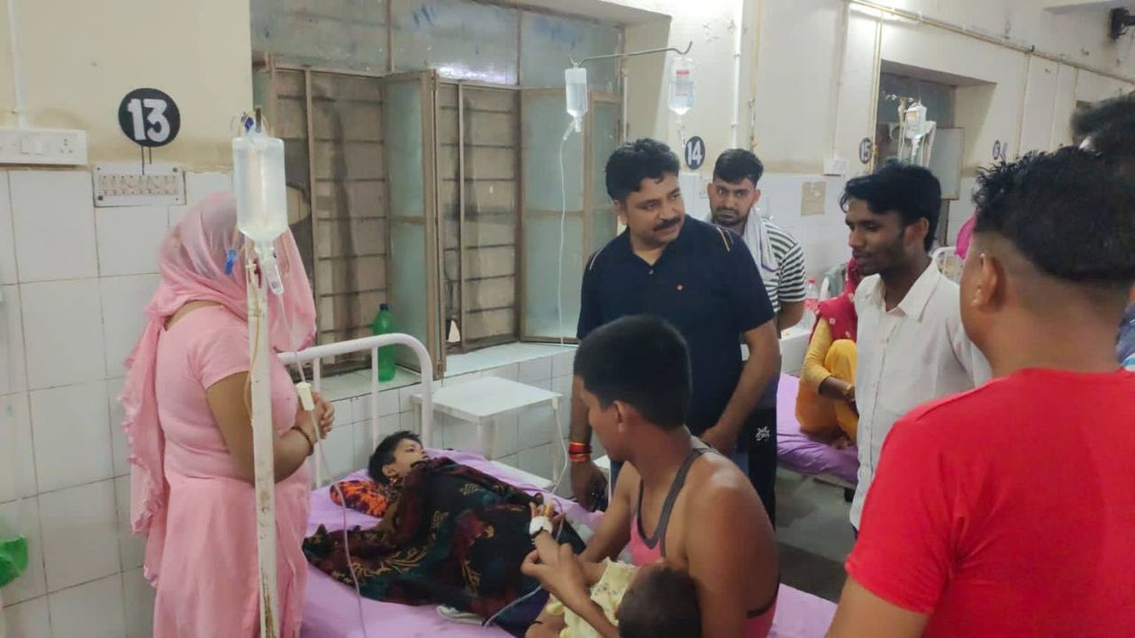 दूषित दूध पीने से चार बच्चे बीमार, देर रात अस्पताल में कराया भर्ती, देखे वीडियों