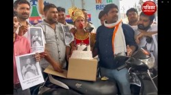 Agra News: कांग्रेसियों ने हनुमान के स्वरूप से कटवाया राहुल गांधी के जन्मदिन का
केक - image