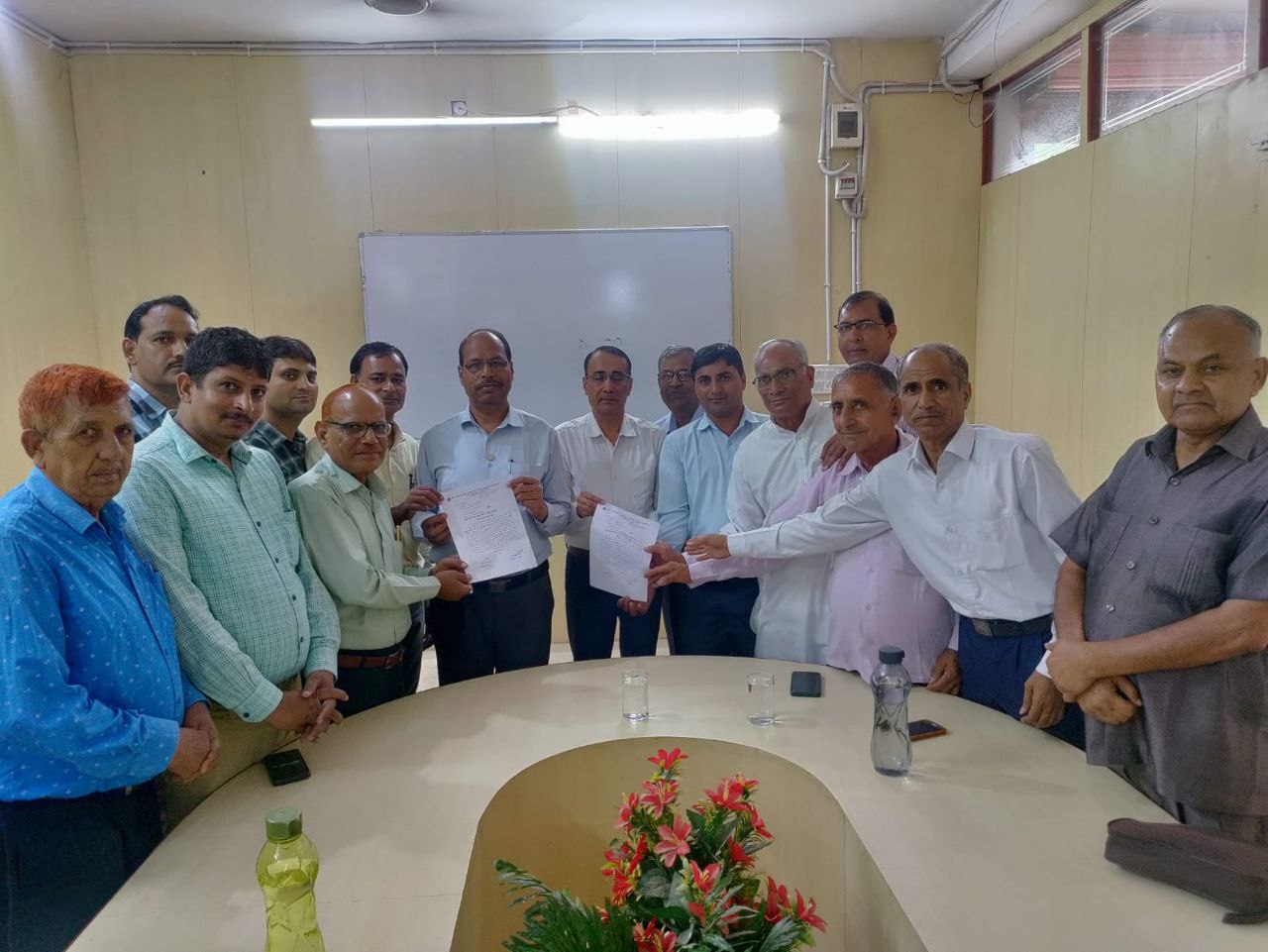 VIDEO: हड़ताल पर रहे बैंककर्मियों ने नारेबाजी कर जताया विरोध