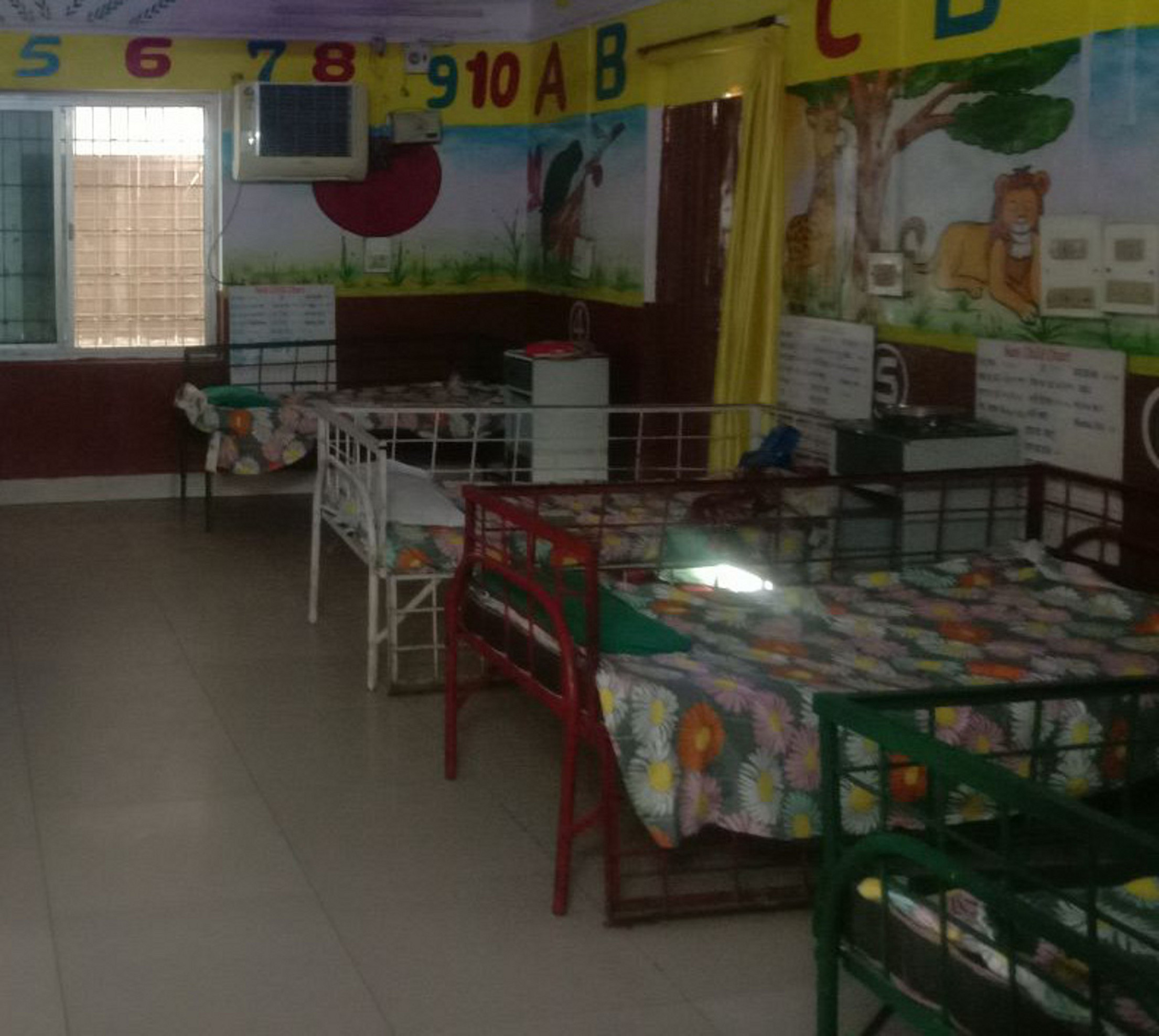 sidhi: एनआरसी में खाली पड़े बेड, भर्ती नहीं कराए जा रहे कुपोषित बच्चे