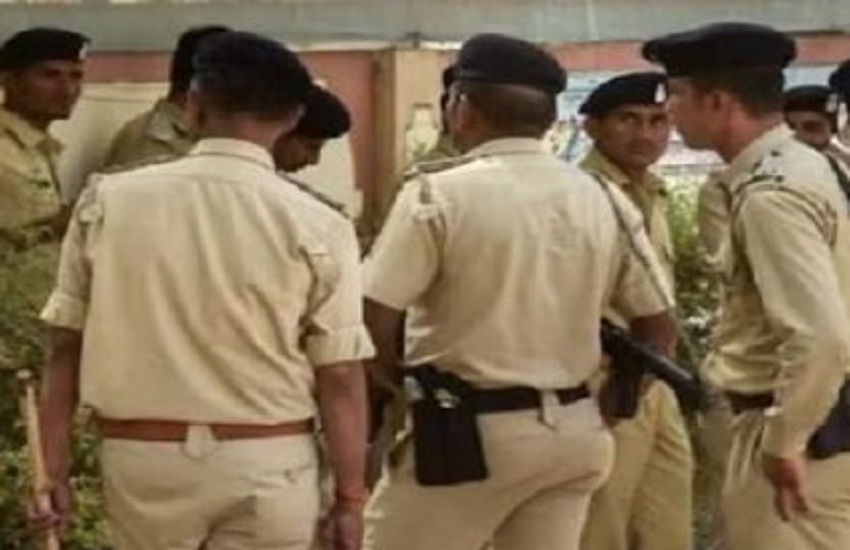 ऐसी क्या बात हो गई.. गुस्साए गांव वालों ने बाप-बेटे को बुरी तरह पीटा, हालत गंभीर