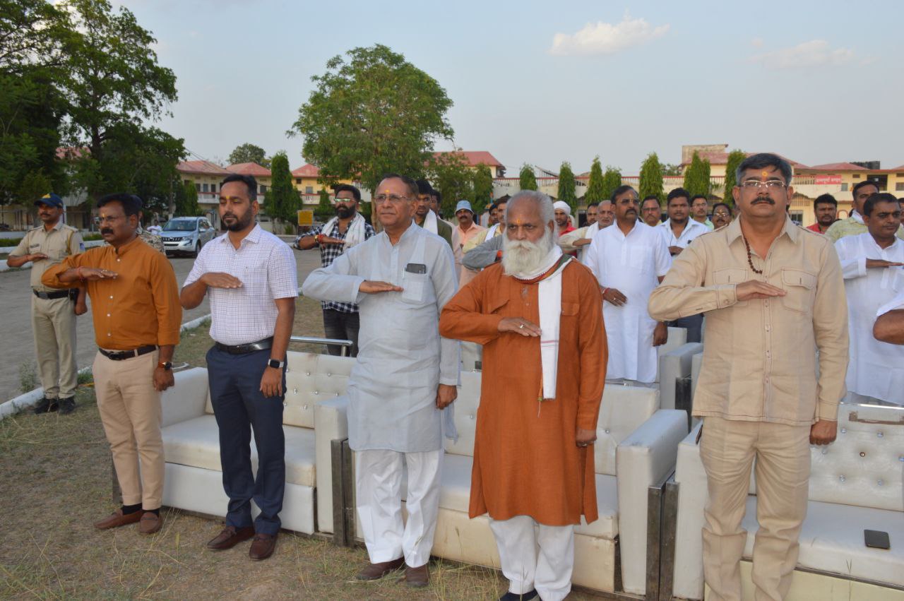 संघ की शरण में सतना कलेक्टर व निगमायुक्त, प्रदेश में मचा बवाल