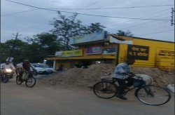 सिरगिट्टी में रोड को उपर डम्प किया भवन निर्माण सामग्री - image