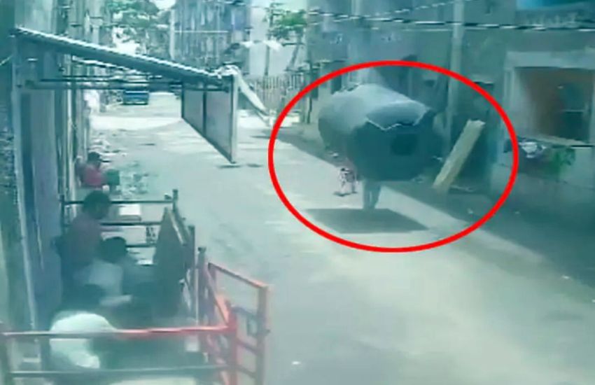 SURAT VIDEO/ तेज हवा से पानी की टंकी उड़कर युवक पर गिरी