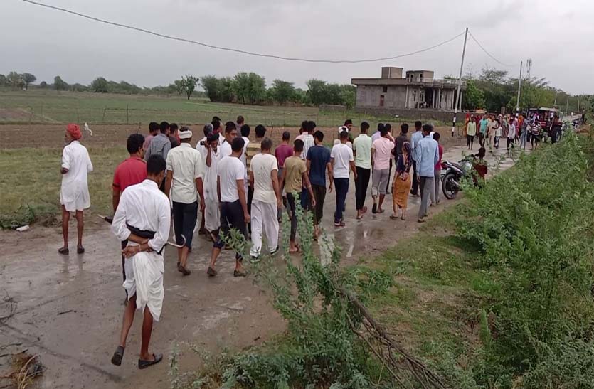 सडक़ पर गड्ढे के कारण पलटी कार