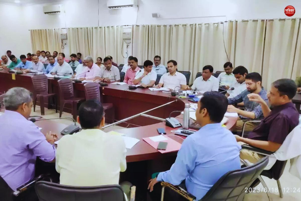 Varanasi news: घर बैठे नहीं होगा काम, DM ने अधिकारी को सिखाया सबक, काट लिया इतने
दिन का…वेतन
