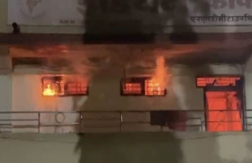 इंडियन कॉफी हाउस में लगी भीषण आग, धमाके के साथ उठी लपटें, रेस्टोरेंट में मची
भगदड़