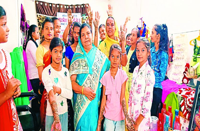 बेटियों को हुनर की रोशनी से आत्मनिर्भरता का प्रकाश फैला रही ‘रोशन’