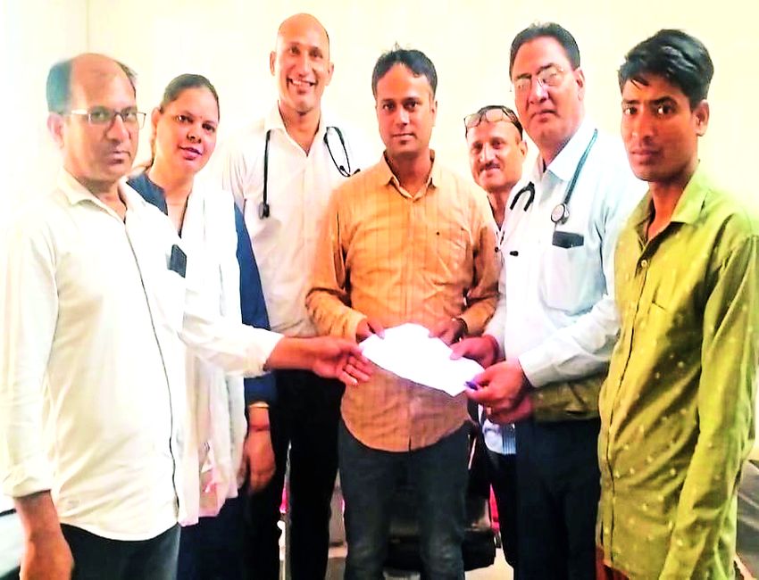 लामबंद हुए चिकित्सा अधिकारी व कर्मचारी