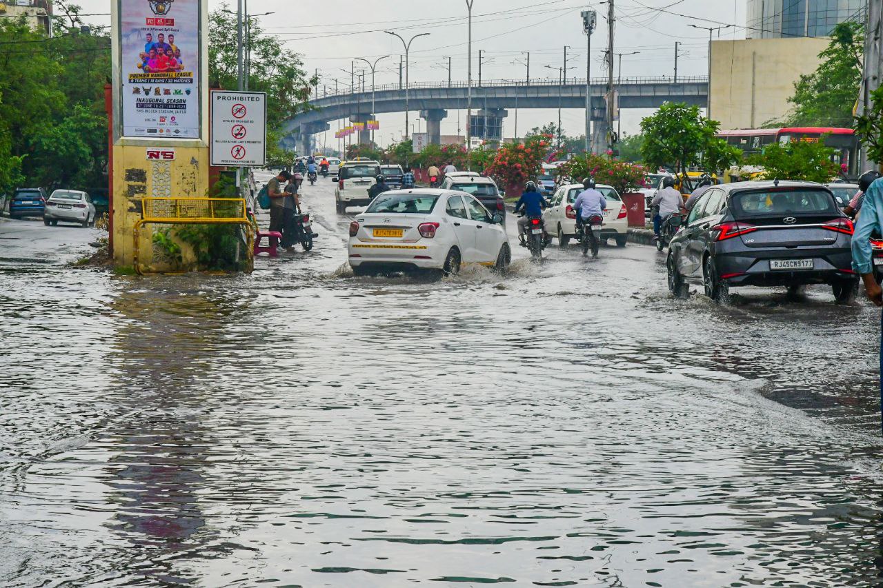 राजधानी की सड़कें बारिश से लबालब … देखें वीडियो