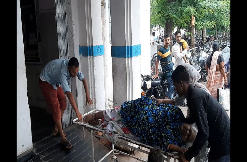 बुजुर्ग को आइसीयू ले जाने कोई वार्ड बॉय नहीं मिला, परिजन स्ट्रेचर पर लेकर दौड़ते
रहे