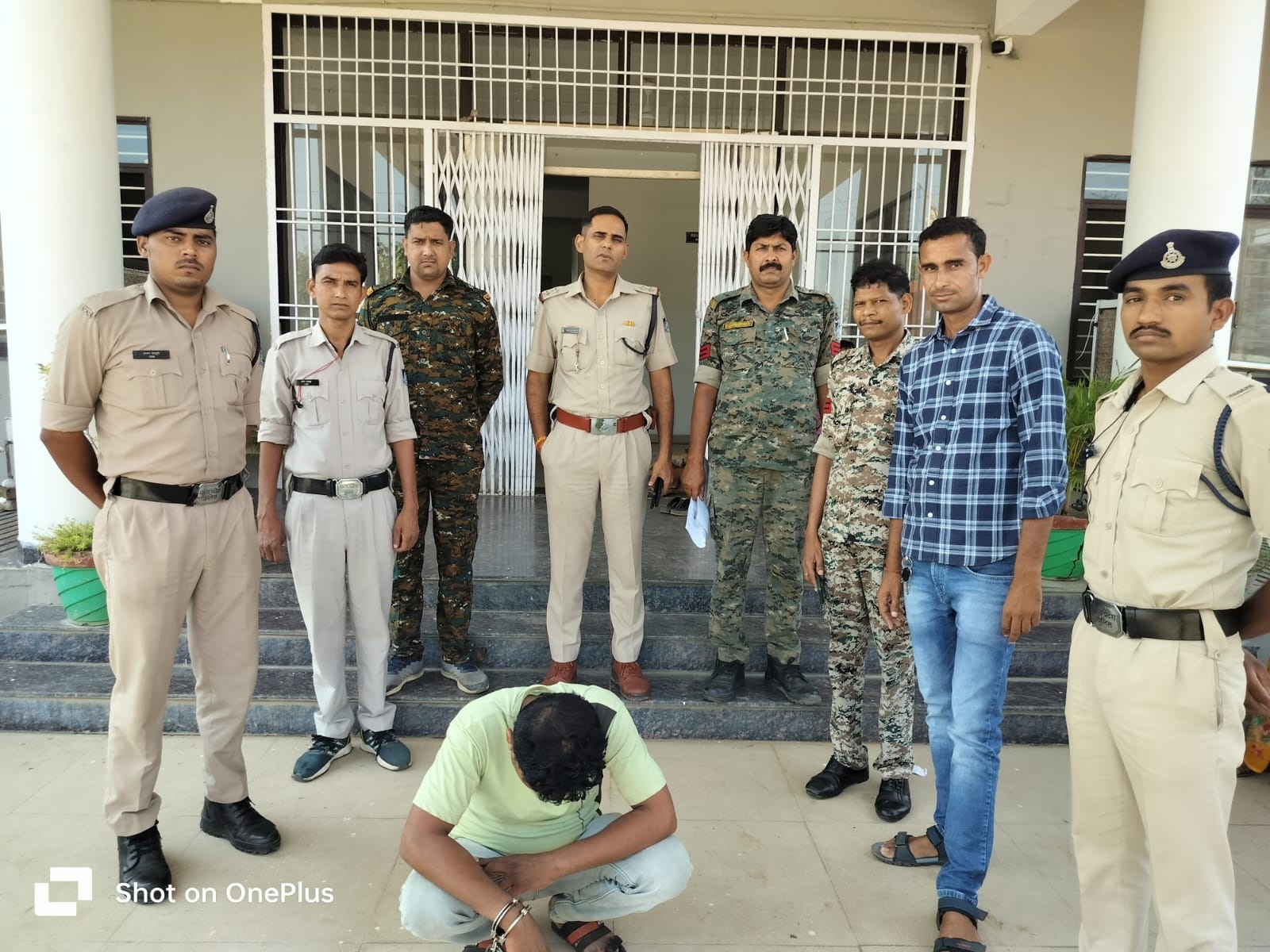 ARREST-जिला बदर का आरोपी गिरफ्तार - image