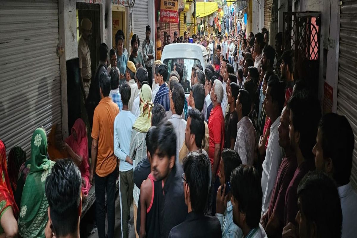 कर्ज से परेशान पति ने पत्नी को मारा फिर खुद झूल गया फंदे पर…पढ़े यह है कारण - image