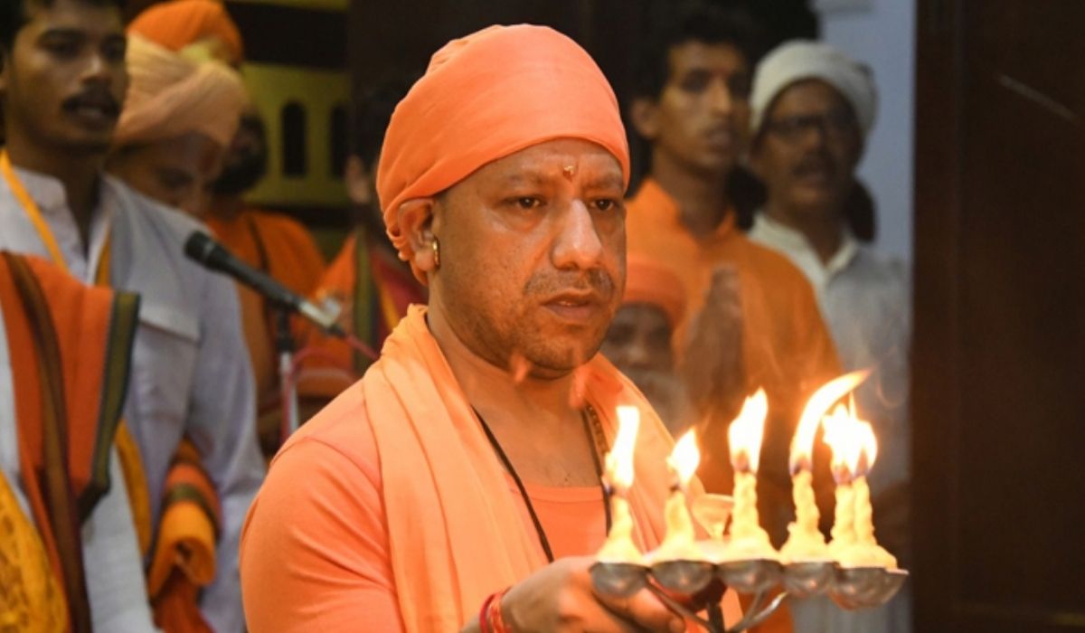 लोकसभा चुनाव के बीच सीएम योगी ने की ‘विशेष पूजा’, गोरखपुर में महंत अवेद्यनाथ की
समाधि पर टेका माथा - image