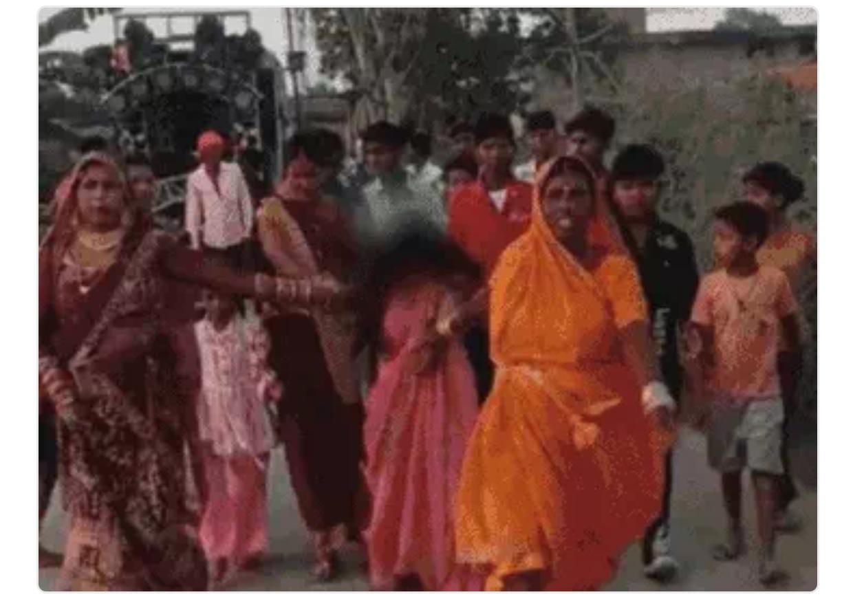 गर्लफ्रेंड ने बॉयफ्रेंड पर फेंका तेजाब, आशिक की बारात में सजधज कर पहुंची थी
प्रेमिका - image