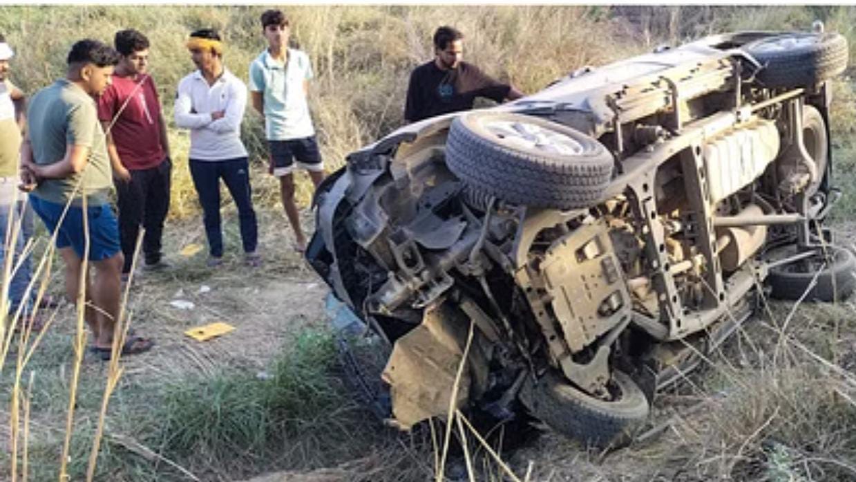 बलिया में भीषण दुर्घटना : बेकाबू सफारी पेड़ से टकराकर पलटी, चार लोगों की मौत