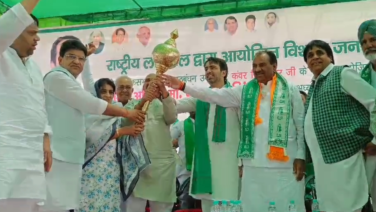 Amroha News: अमरोहा में जयंत बोले- संविधान कोई खत्म नहीं कर सकता, विपक्षी
पार्टियों पर जमकर बोला हमला - image