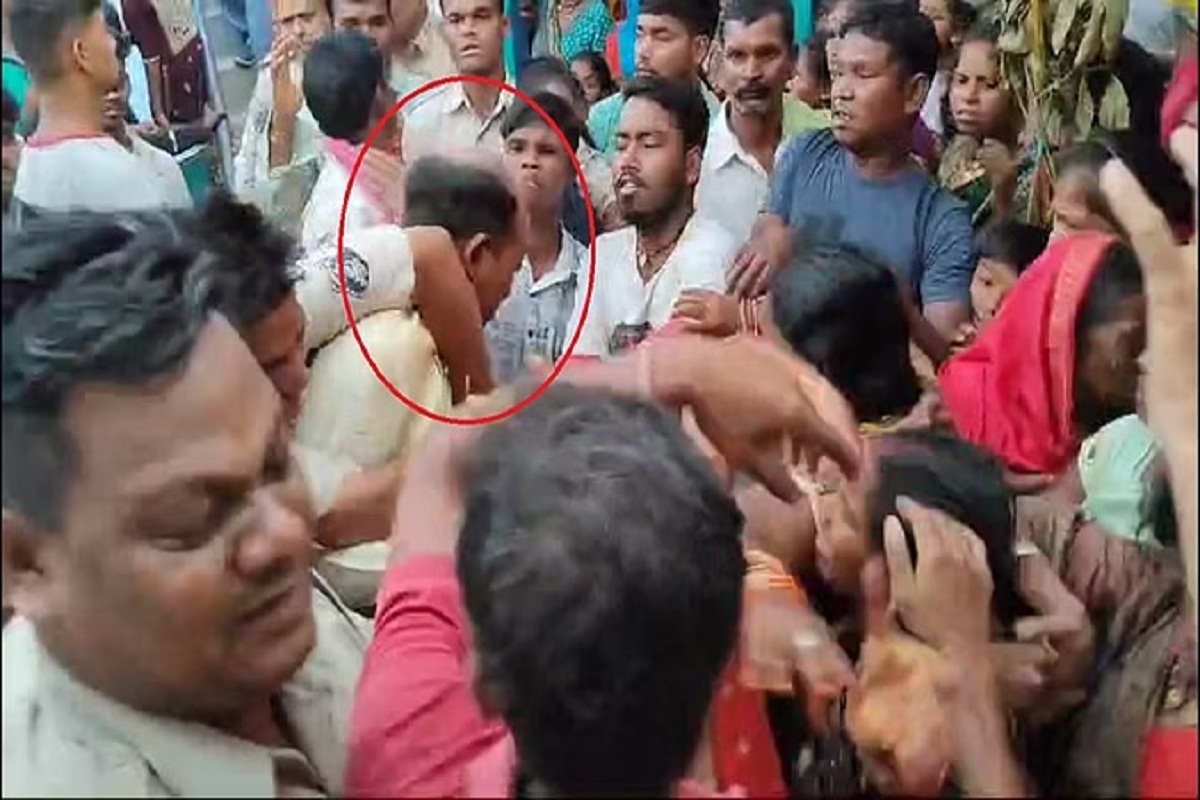 Korba News: मंडप में जूतों की माला पहनाकर दूल्हे की पिटाई, एक्स गर्लफ्रेंड ने
फोन पर फोड़ा भांडा…VIDEO हुआ वायरल - image