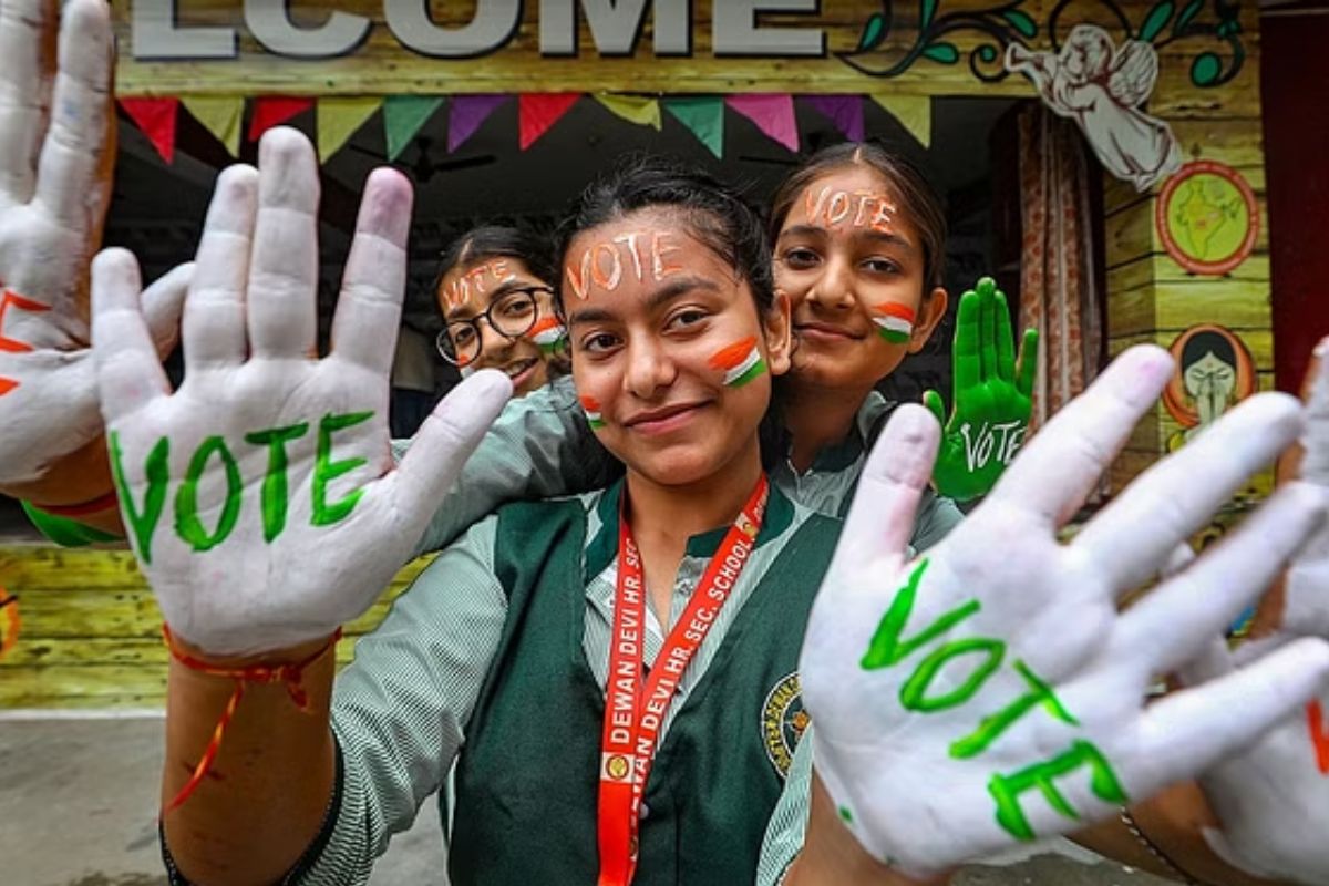 Lok Sabha Elections 2024: दूसरे चरण के मतदान के लिए आज थम जाएगा चुनाव प्रचार, 8
सीटों पर 26 अप्रैल को होगी वोटिंग - image