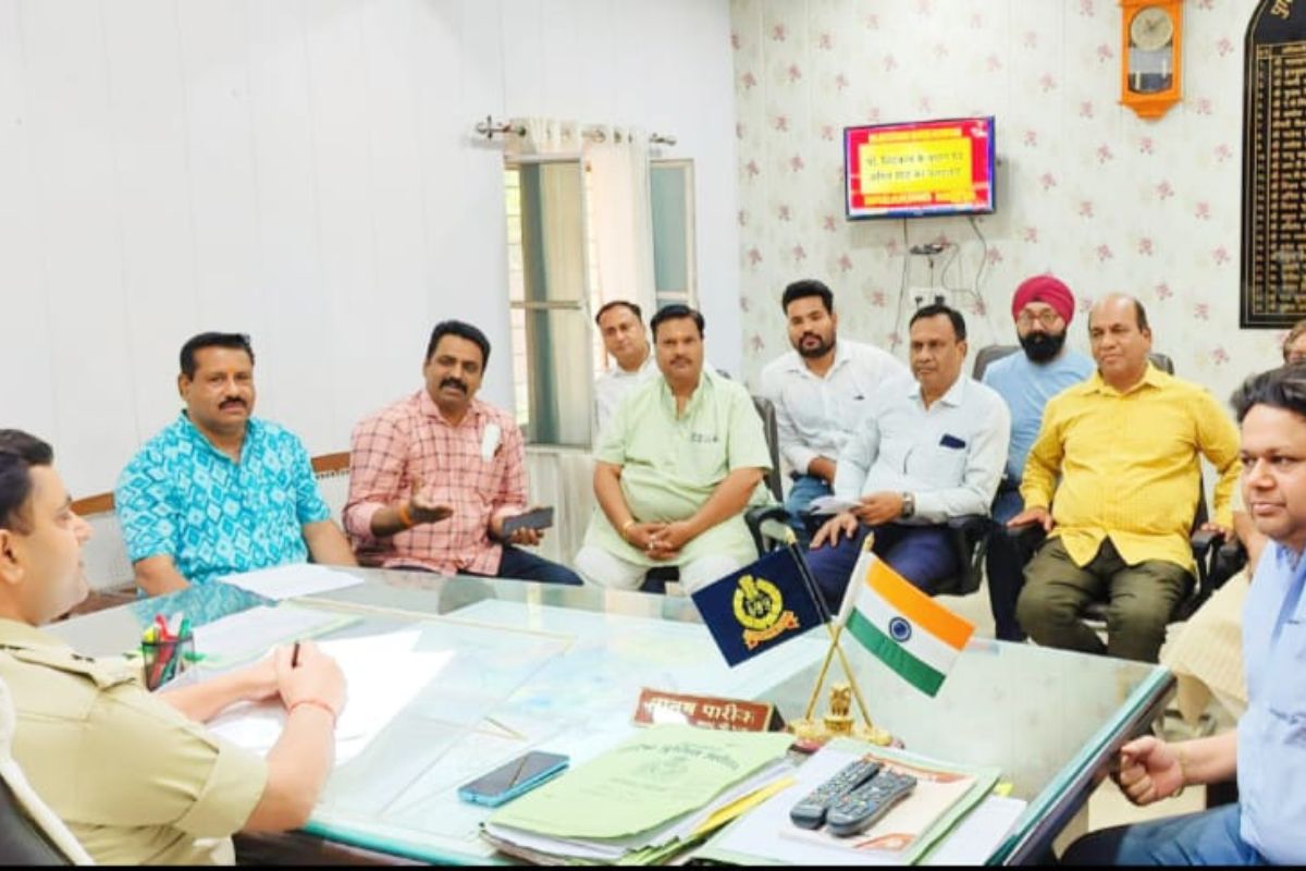 हमलावर फरार, आईसीयू में कारोबारी का बेटा, एसपी से गिरफ्तारी को लेकर मिला
व्यापारी सुरक्षा फोरम - image