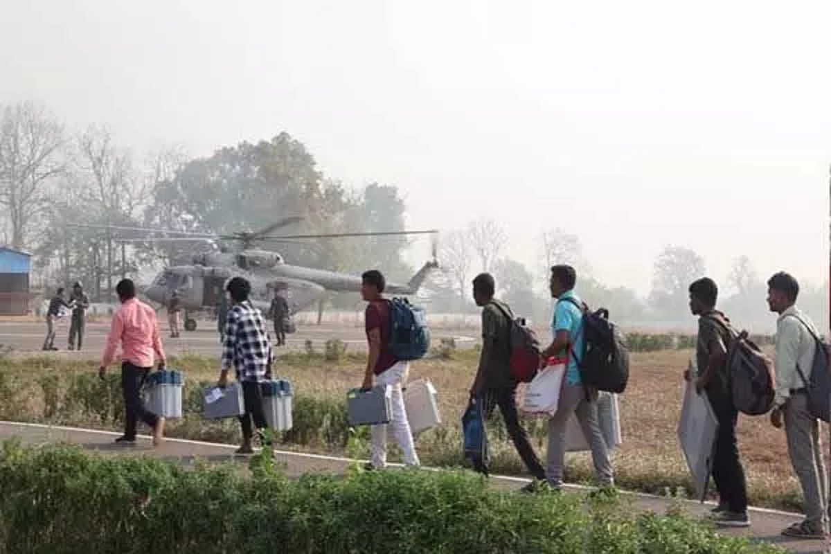 नक्सली हिंसा के साए में पोलिंग टीम चॉपर से पहुंच रहे बस्तर के मतदान केंद्र - image