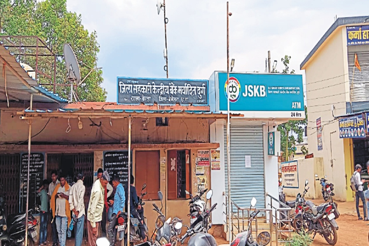 Bemetara Crime: बैंक का ताला तोड़कर 22 एटीएम कार्ड की हुई चोरी, आरोपियों ने लाखों
रुपए किया पार - image