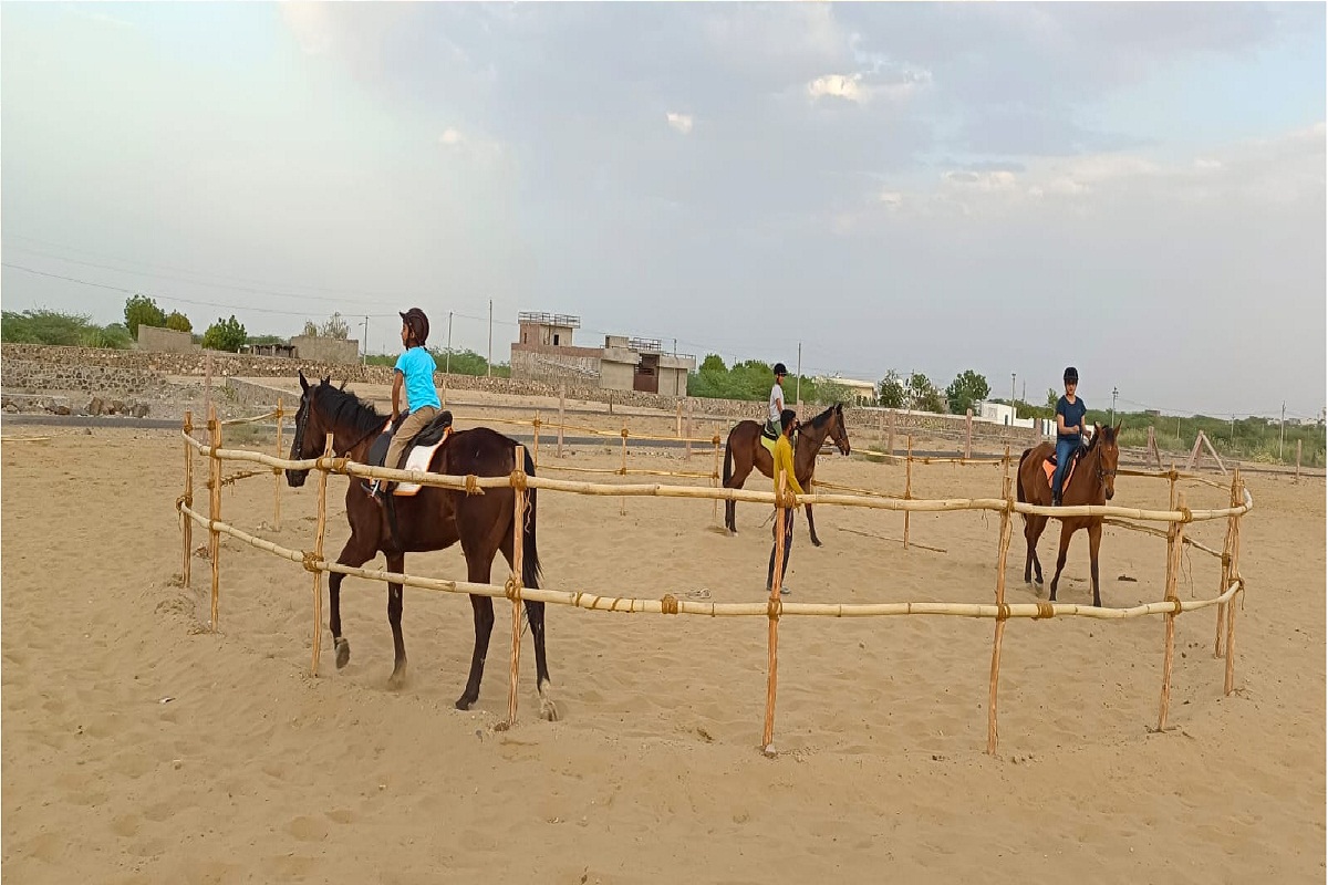 नक्सल दहशत को पछाड़ कर कालाओं में आगे बढ़ रहा बस्तर, युवा सिख रहे घुड़सवारी - image