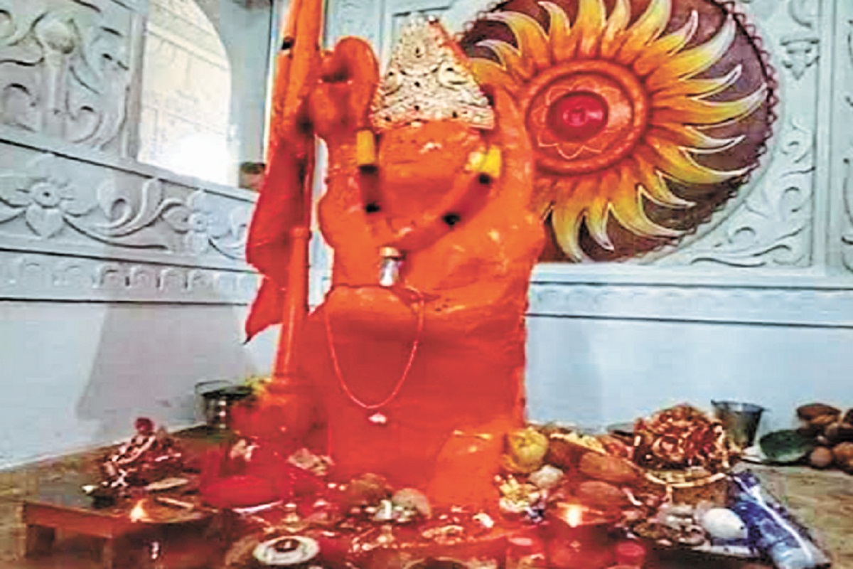 Hanuman Jayanti 2024: जब बाबर कर रहा था भारत में लूटपाट, तब यहां धरती फाड़कर
प्रकट हुए हनुमान - image