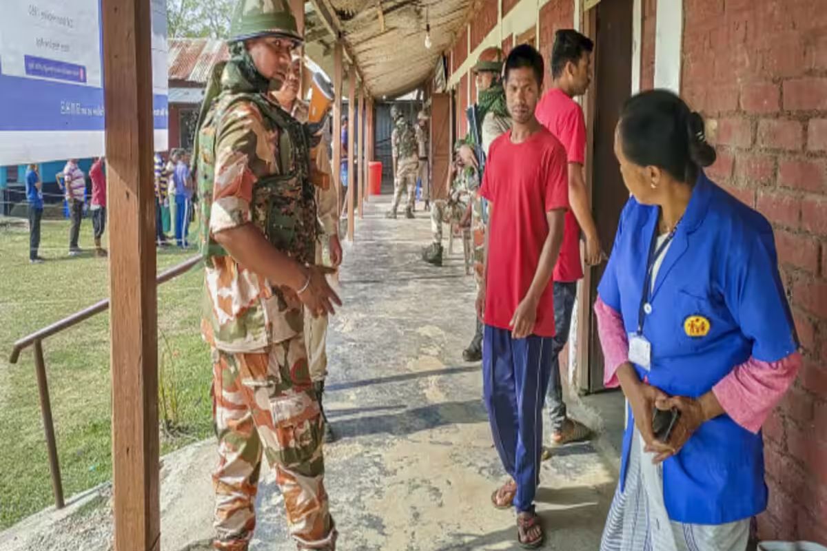 Lok Sabha Elections 2024: कड़ी सुरक्षा के बीच मणिपुर में दोबार हो रहा मतदान,
चुनाव आयोग रद्द कर दी थी वोटिंग - image