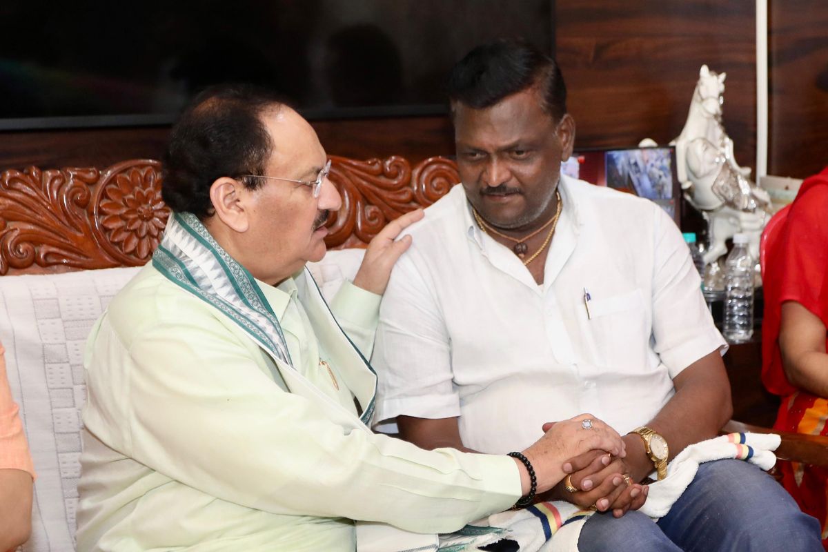 Karnataka: नेहा हिरेमथ के परिवार से मिले बीजेपी अध्यक्ष जेपी नड्डा, सरकार से की
CBI जांच की मांग - image
