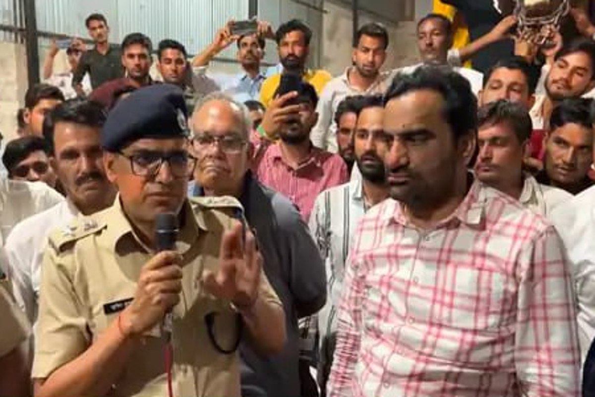 नागौर के कुचेरा में हुए मारपीट के मामले के बाद देर रात पहुंचे पुलिस अफसर, फिर
हनुमान बेनीवाल के साथ क्या हुआ….