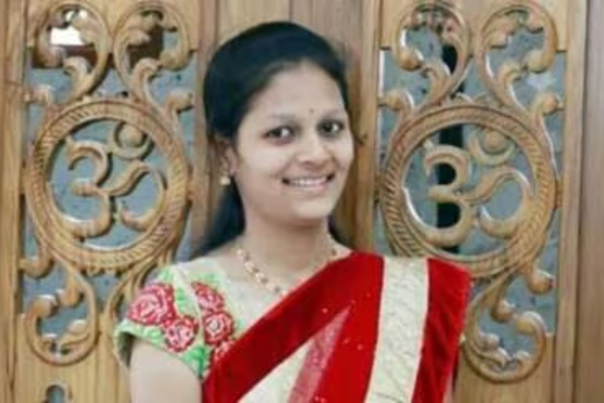 ‘कठपुतली’ की तरह व्यवहार कर रही पुलिस, कर्नाटक में एमसीए की छात्रा नेहा की हत्या
पर बोले मृतका के पिता - image