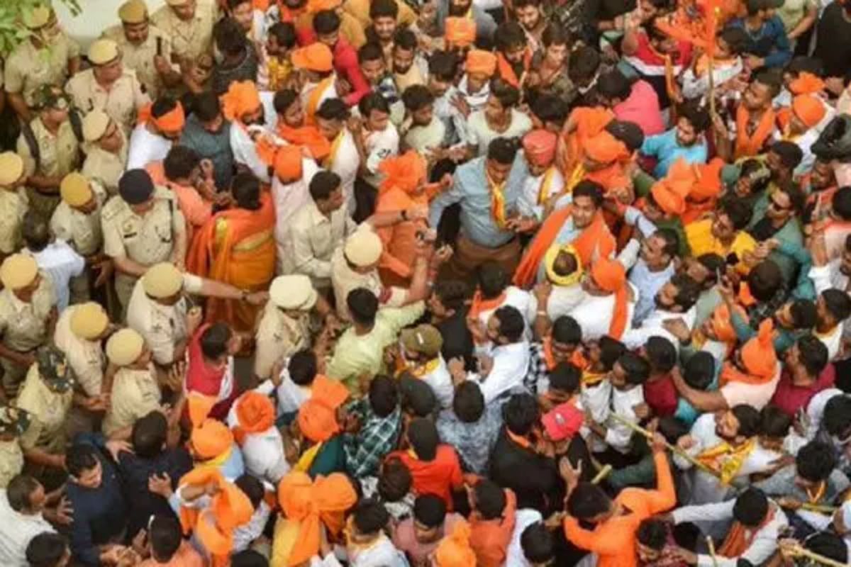 Ram Navmi Violence Row: बंगाल में रामनवमी पर हुई हिंसा मामले में चुनाव आयोग का
बड़ा एक्‍शन, अधिकारियों पर गिरी गाज - image