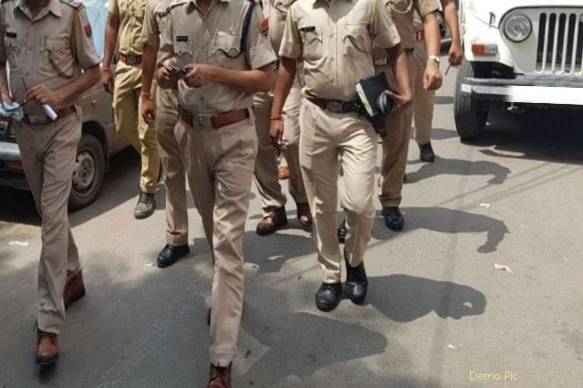 Rajasthan : ट्रक पर लिखा था, ‘आर्मी ऑन ड्यूटी’, जांच की तो मिला ये सामान, देखकर
उड़े सबके होश