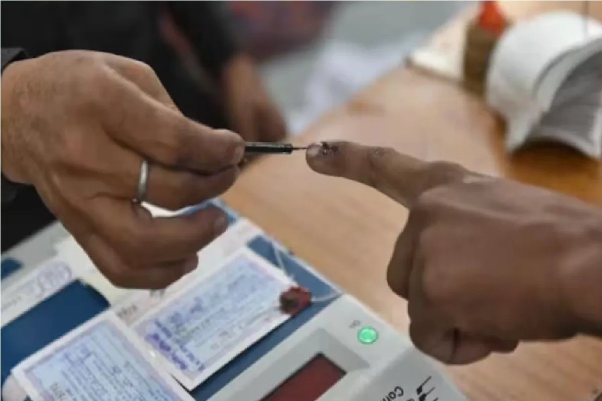 मतदान करने लोगों को घर तक लेने आएगी गाड़ी, चुनाव आयोग अलर्ट, 26 अप्रैल को होगी
वोटिंग - image