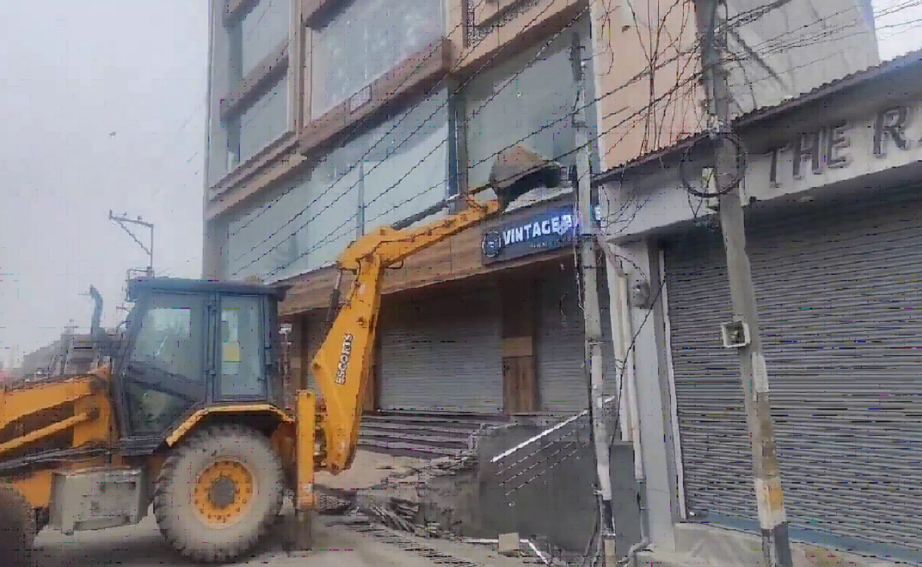 पीडीपी नेता की इमारत पर कार्रवाई